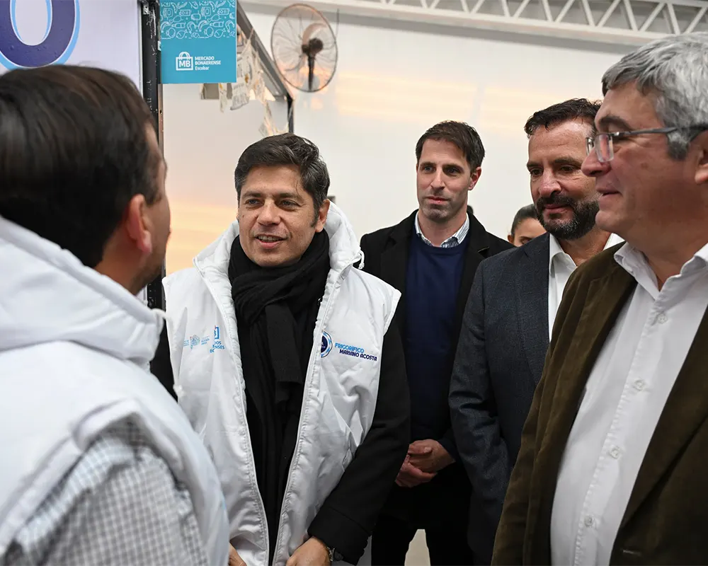 Kicillof acompañado por el intendente Ariel Sujarchuk, ministros y los emprendedores.
