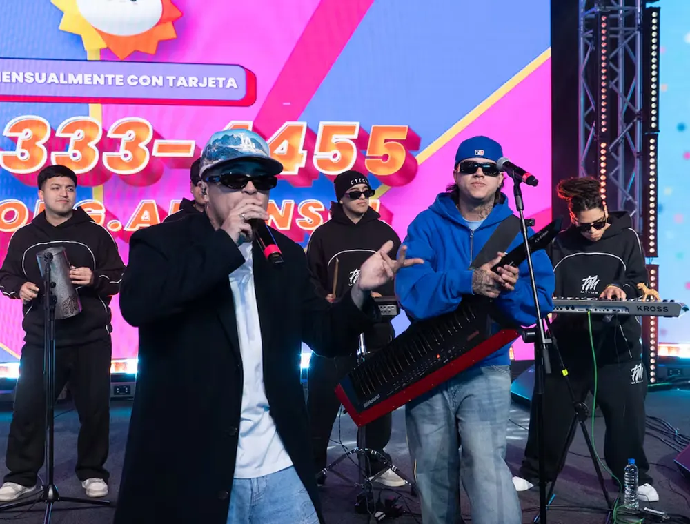 Integrantes de La T y La M tocando en el escenario de Un Sol Para Los Chicos.