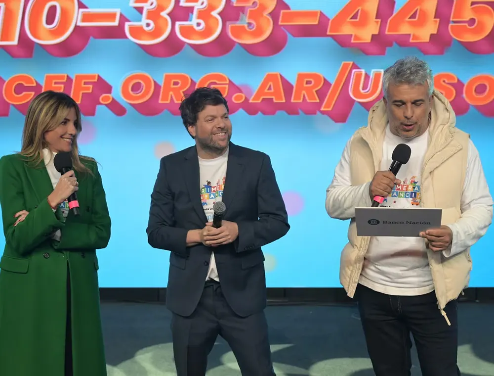 Los conductores Guido Kaczka, María Belén Ludueña y Mario Massaccesi del programa solidario Un Sol Para Los Chicos.