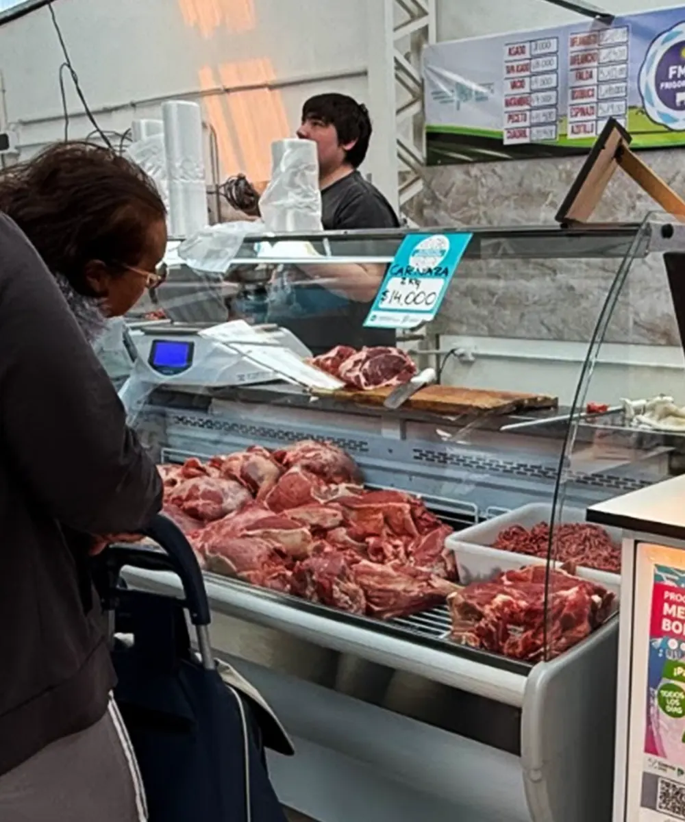 Carnicería del Mercado Bonaerense Fijo, ofrece diferentes con cortes en su mostrador.