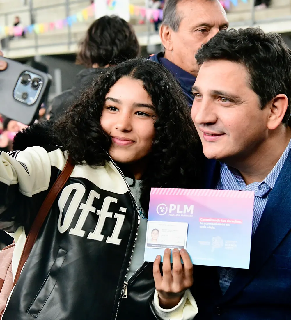 Una joven se saca una selfie con el ministro de Transporte de la provincia de Buenos Aires, Martín Marinucci,