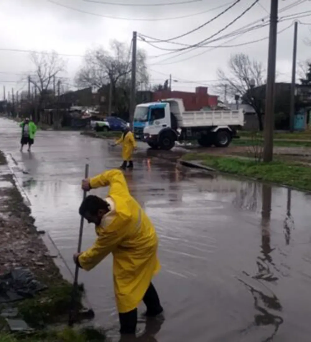 Personal municipal haciendo limpiezas para evitar el estancamiento de agua en las calles por el temporal de fuertes lluvias.