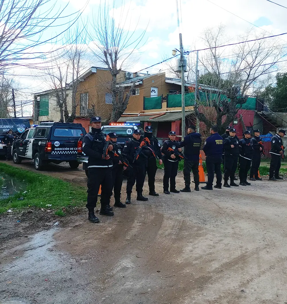 El operativo policial en uno de los docimilios allanados en el bario Doña Justa de Garín