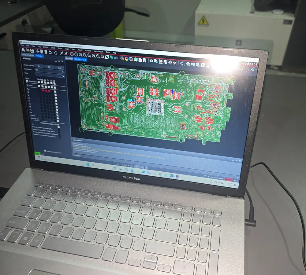 Diseño de una tarjeta madre y componentes internos en software de PCB.
