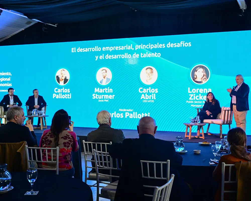Panel de especialistas discutiendo el desarrollo empresarial y de talento en el evento del conocimiento en Escobar.