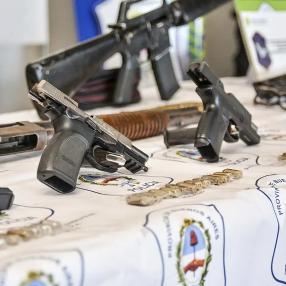 Armas de fuego exhibidas en una mesa