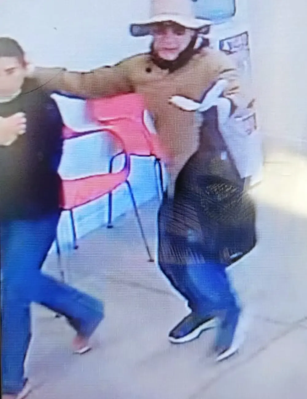 Imagen del asalto captada por una cámara del corralón