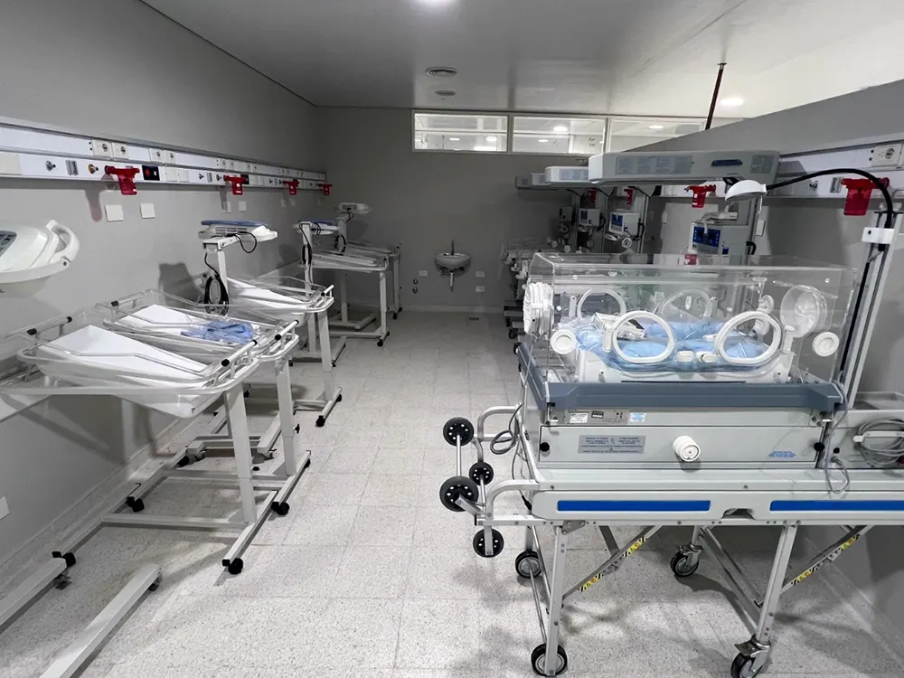 Sala equipada con incubadoras y cunas especiales para bebés prematuros en el área de Maternidad.