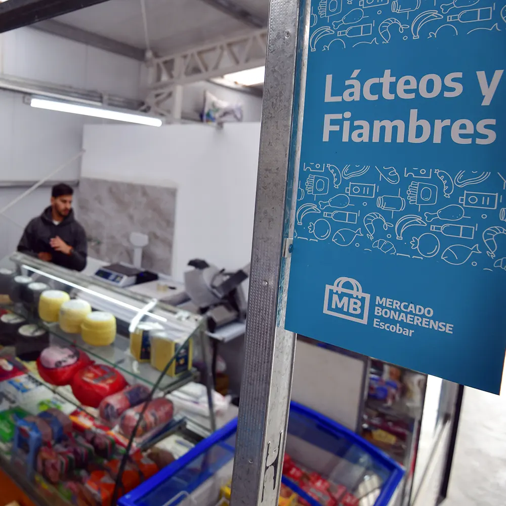 Vista del sector de lácteos y fiambres del Mercado Bonaerense, con productos exhibidos.