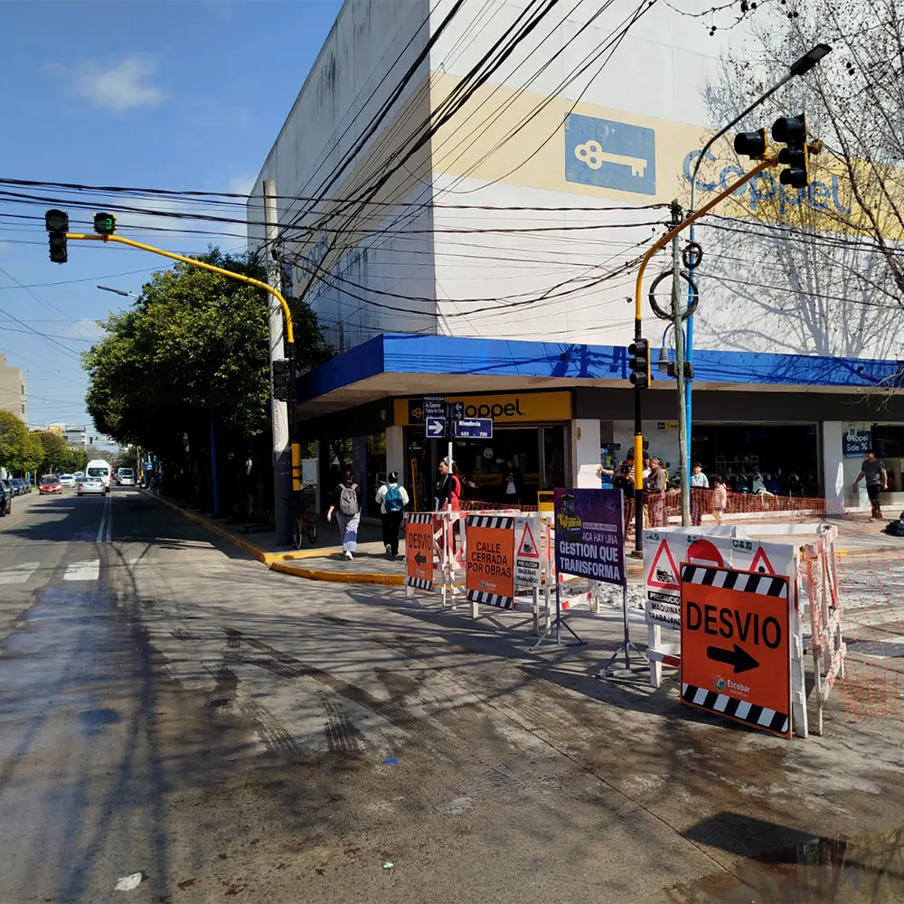 Carteles de obra en la esquina de Rivadavia y Tapia de Cruz