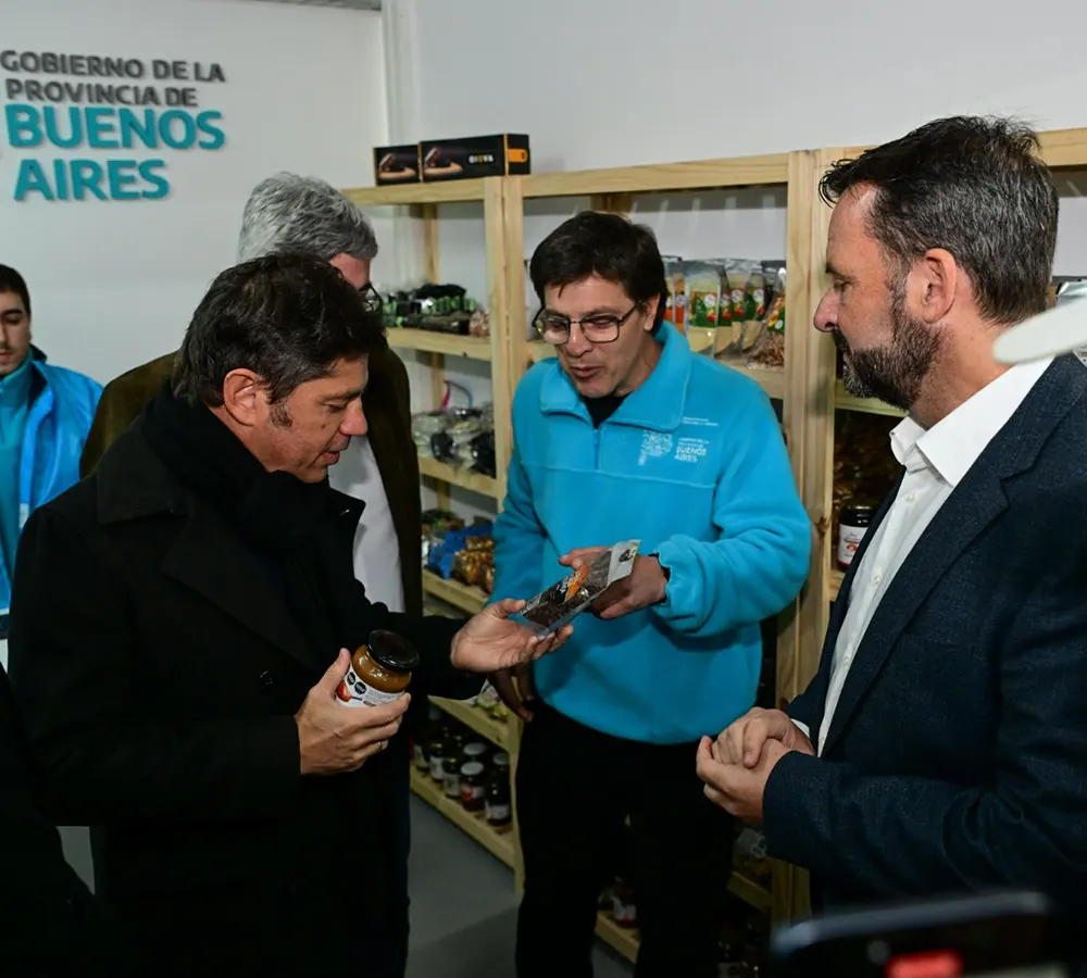 El intendente y el gobernador recorriendo el Mercado Fijo Bonaerense en Escobar.
