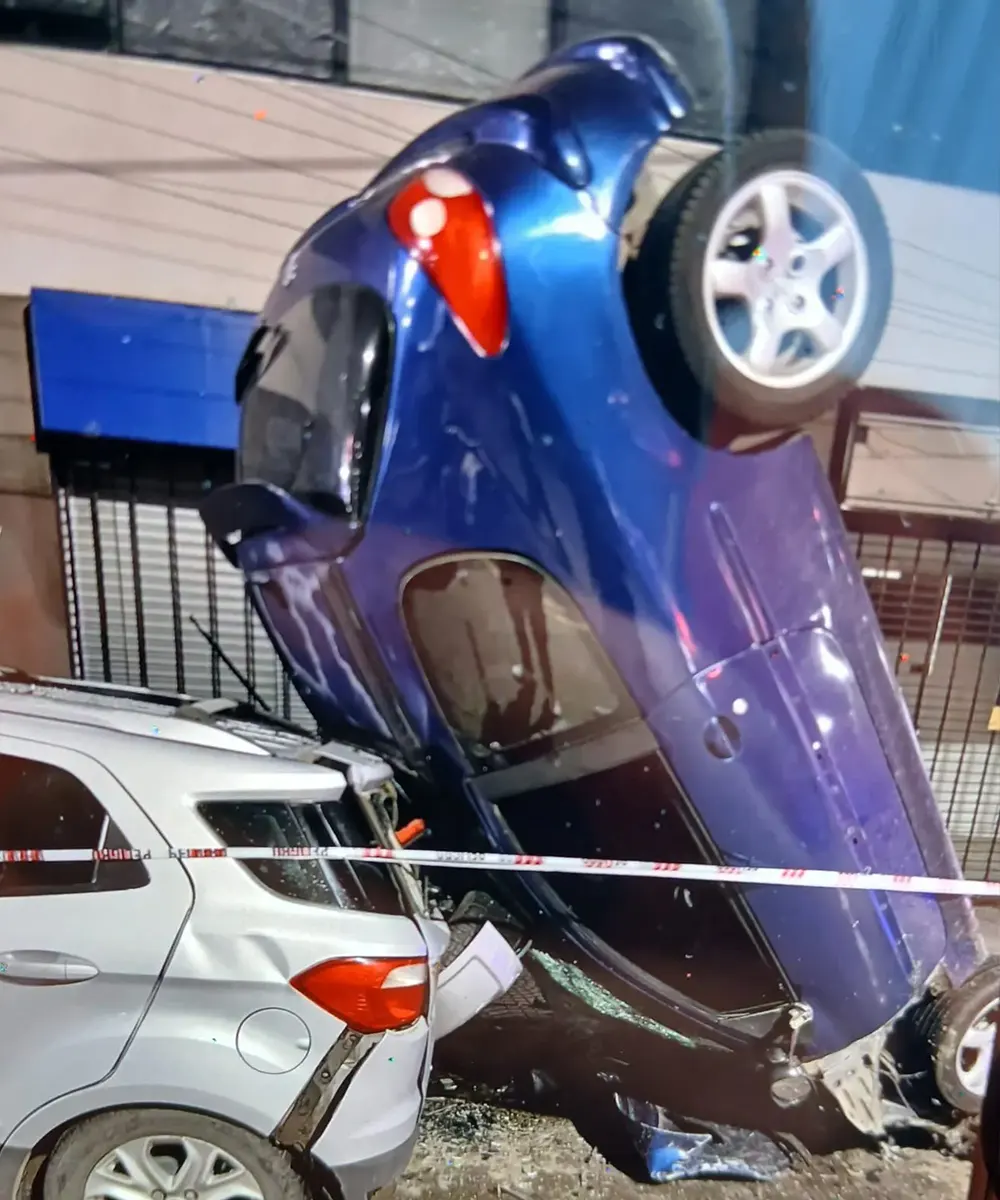 El Peugeot 208 quedó de punta sobre la avenida Tapia de Cruz, frente al hospital Erill.