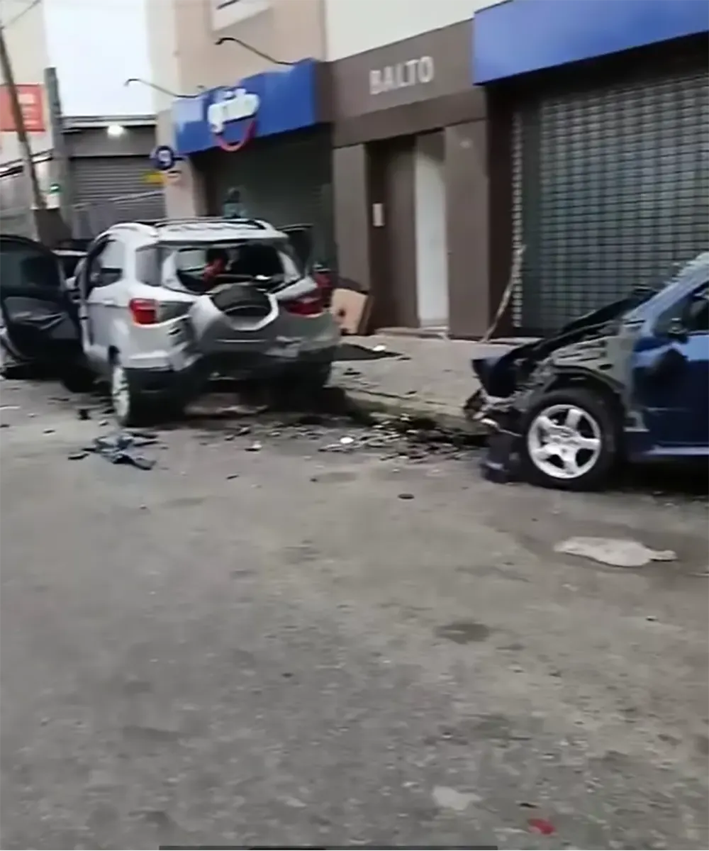 El fuerte impacto dañó al vehículo que estaban estacionado, por detras de motorizado.