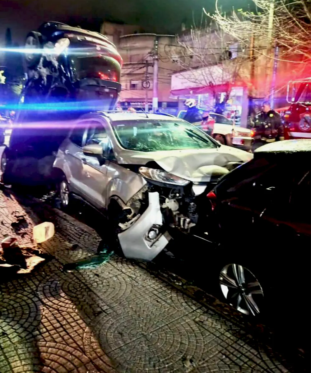 Un Peugeot 206 embistió a una EcoSport, y a la vez que terminó chocando contra un Polo y un Yaris.