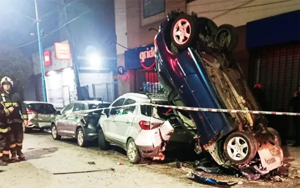 Impresionante choque y vuelco de un auto frente al hospital Erill 