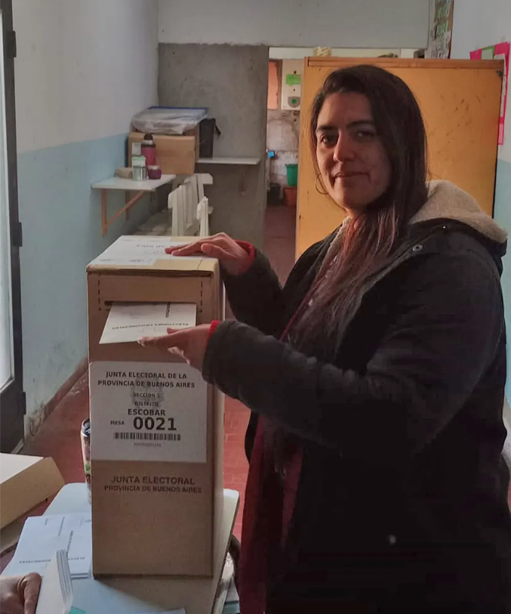 Alicia Ciciro emitiendo su voto