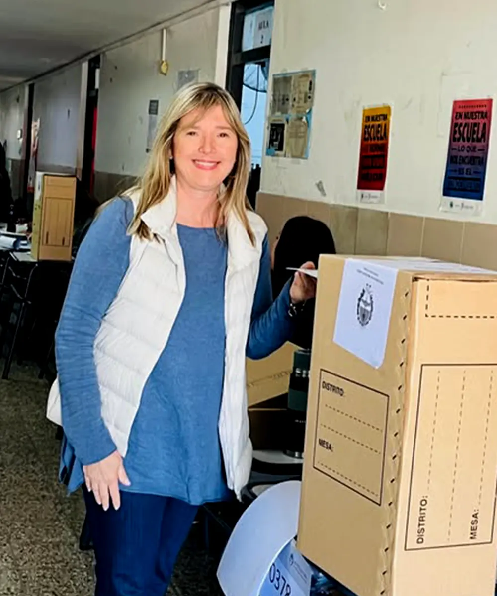 Cristina Álvarez Rodríguez emitiendo su voto
