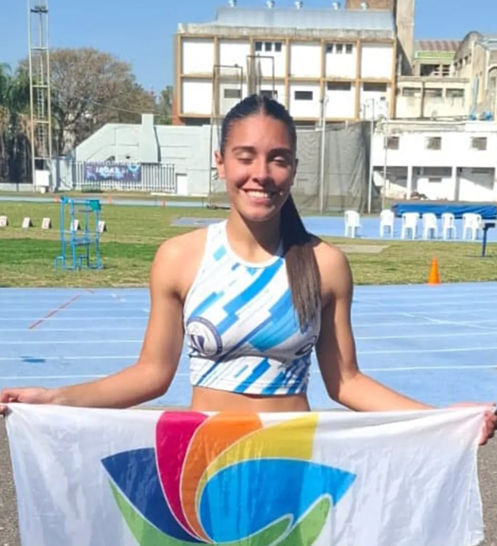 Ángela Almada con la bandera del municipio de Escobar
