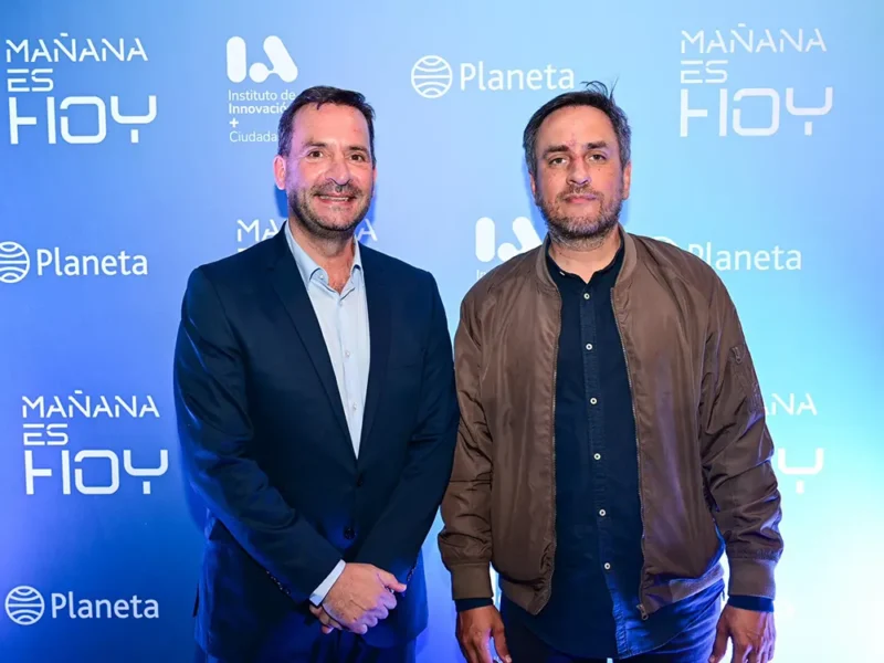 Ariel Sujarchuk posa junto a Juan Cabandié en la presentación de su libro "Mañana es Hoy".