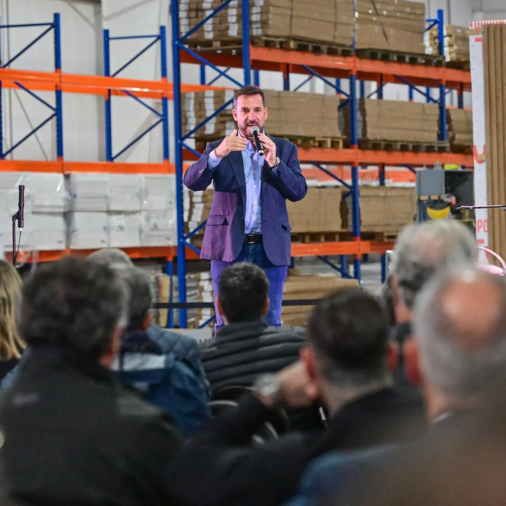 El intendente Ariel Sujarchuk durante su discurso en el encuentro con empresarios en el día de la industria en Loma verde.