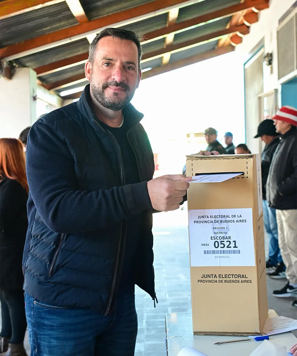 Ariel Sujarchuk emitiendo su voto