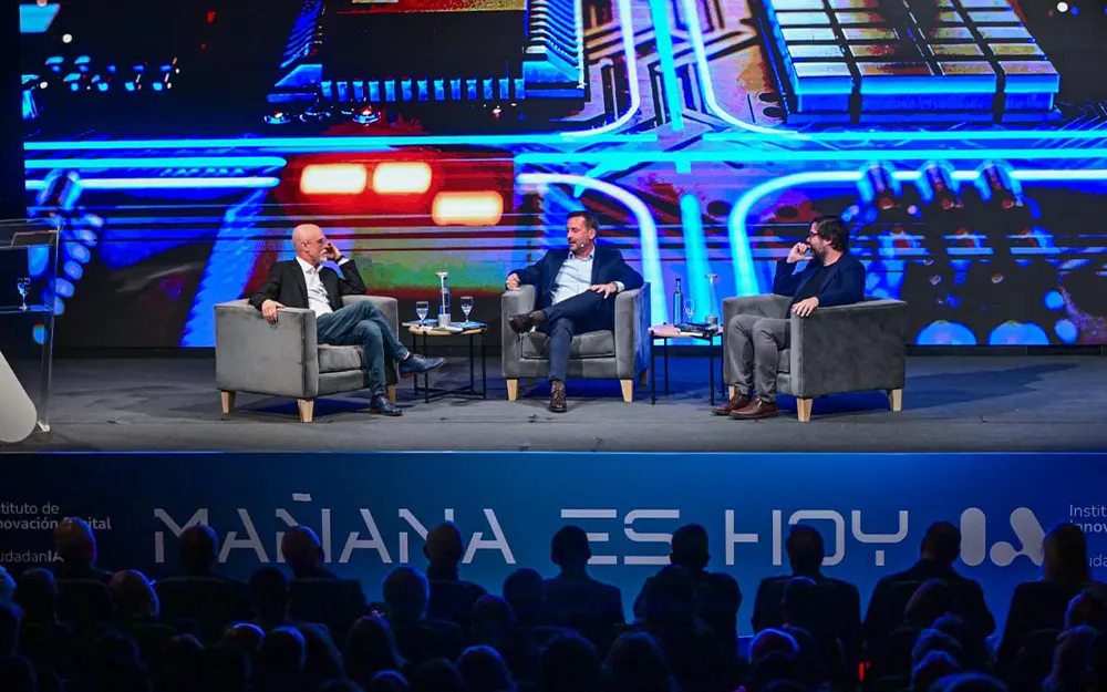 Ariel Sujarchuk El intendente Sujarchuk, presntando su libro "Mañana es hoy" en el museo Malba de Capital.