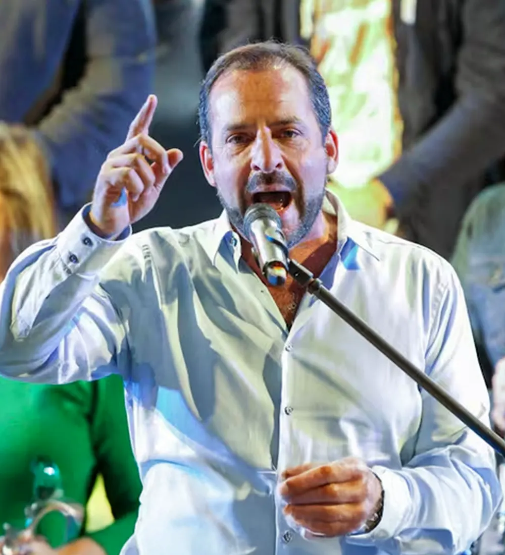 Intendente Ariel Sujarchuk dando un discurso