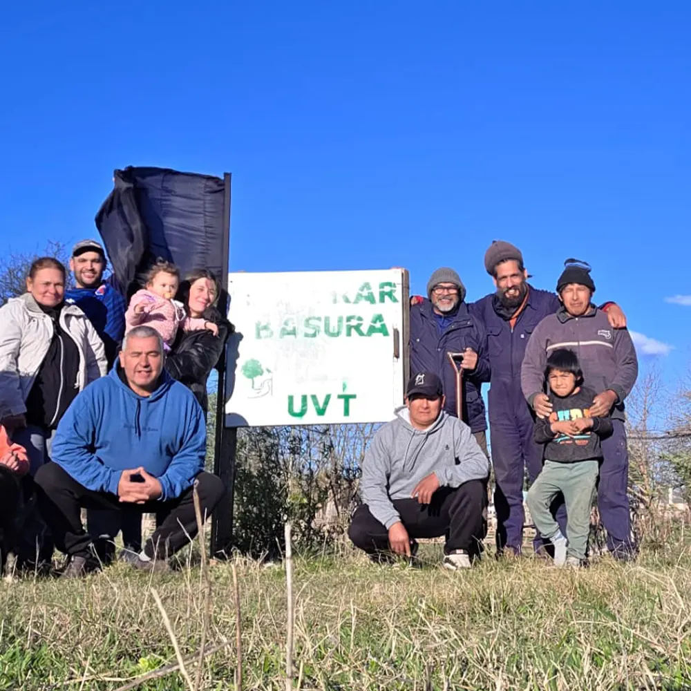 Vecinos colocaron carteles para evitar que se siga contaminando el arroyo Tajamar