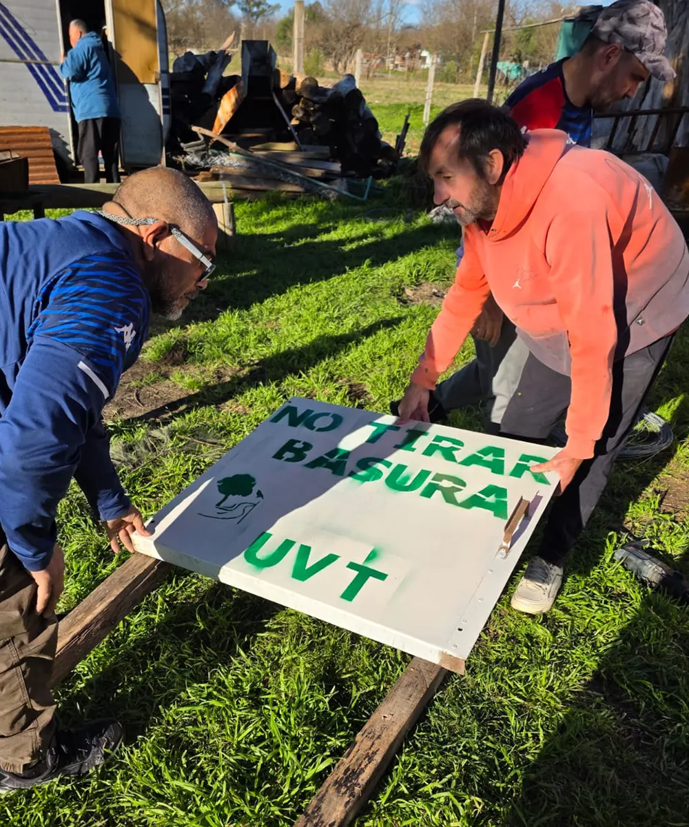 Vecinos colocaron carteles para evitar que se siga contaminando el arroyo Tajamar