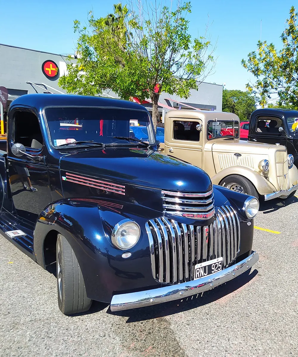 Camioneta Chevrolet hotroad color negro con vivos rojos y parrilla cromada