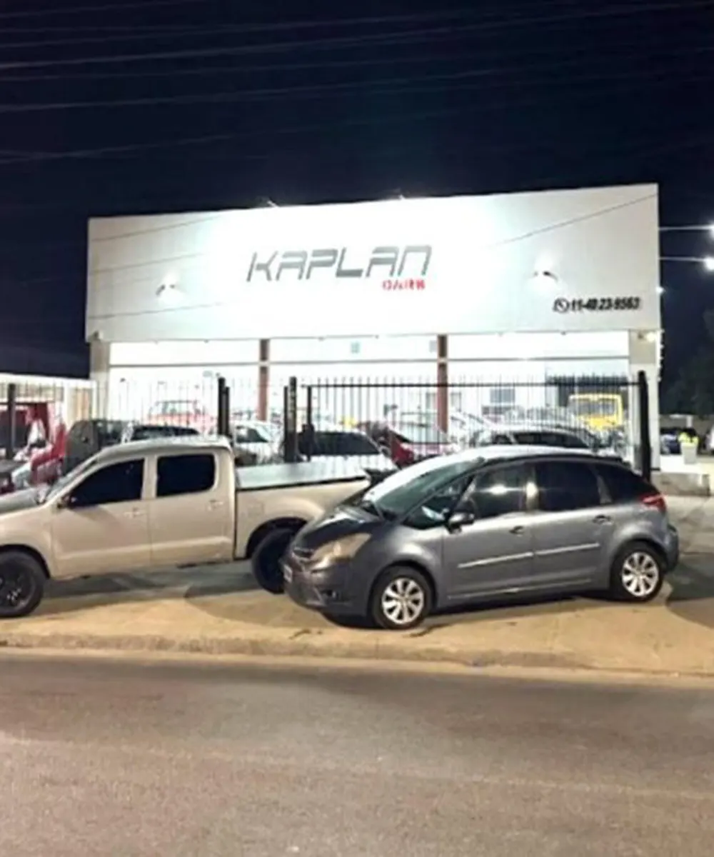 Fachada de la concesionaria Kaplan Cars donde se llevaron un vehículo.