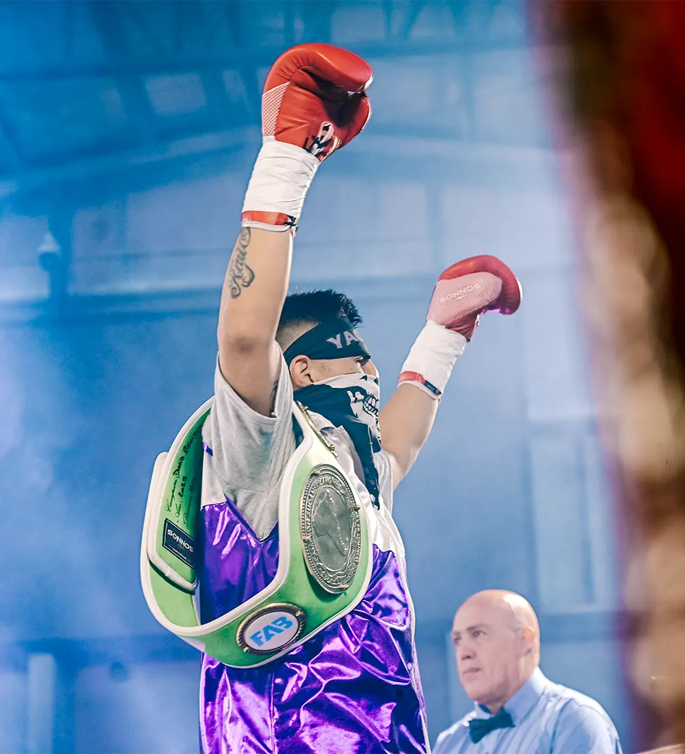David Benítez festeja la obtención del título de campeón argentino supermediano