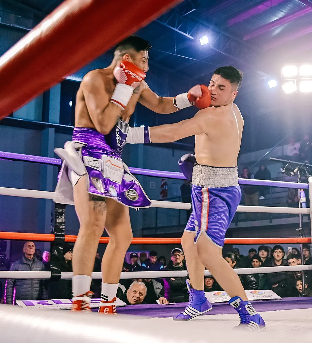 David Benítez le aplica un golpe con el puño izquierdo a su rival