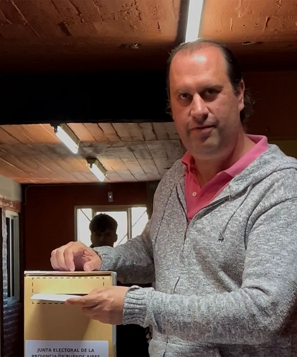 Eduardo Gianfrancesco emitiendo su voto