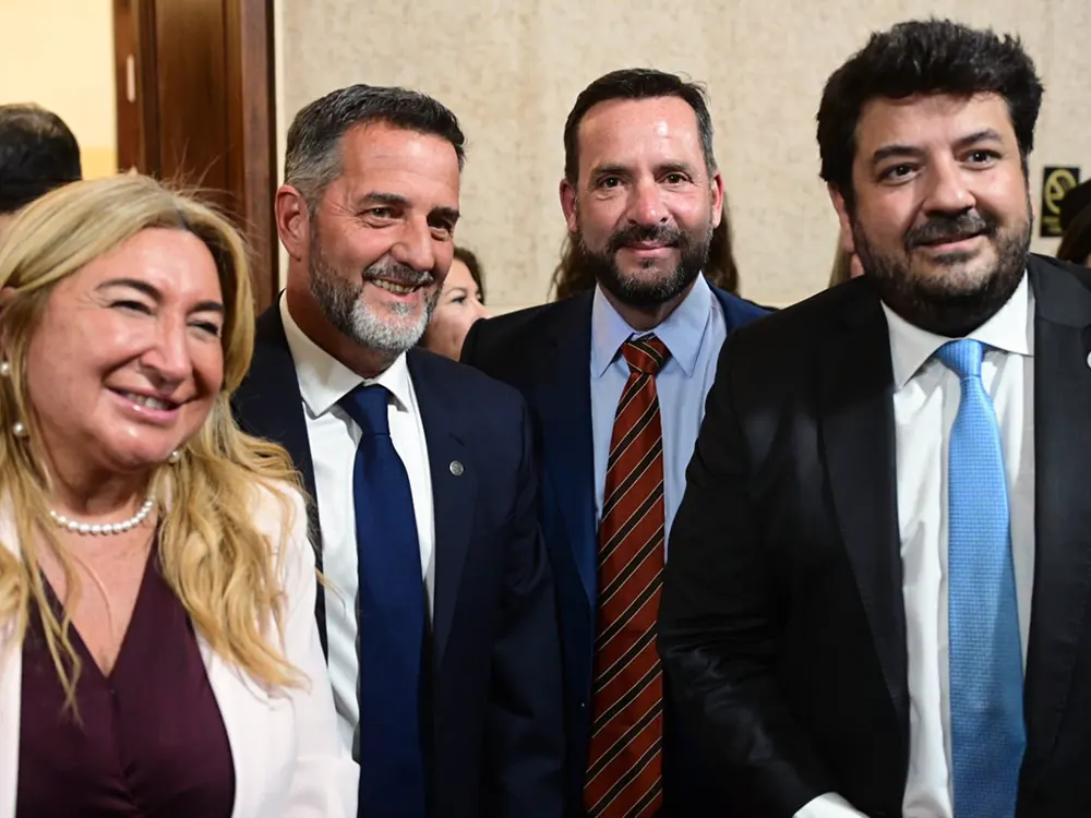 Christian Fabio junto con el intendente Ariel Sujarchuck y el ministro de Justicia y Derechos Humanos provincial, Juan Martín Mena