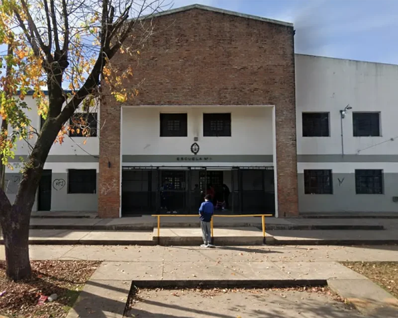 Fachada de la Escuela Secundaria Nº1 de Garín, que participó de la Feria Provincial y avanzó a nacionales con su proyecto inspirado en Alicia el País de las Maravillas.
