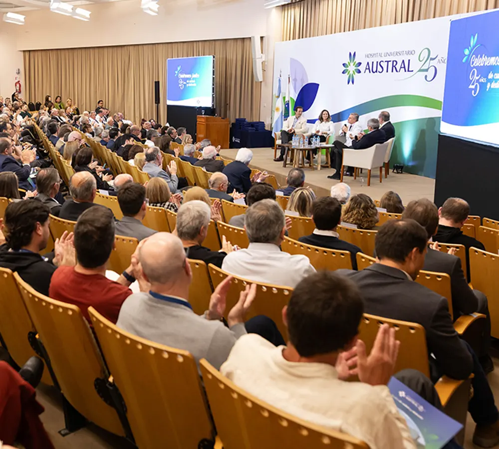 Auditorio colmado de impulsores y benefactores, celebraron los 25º aniversario del Hospital Universitario Austral.