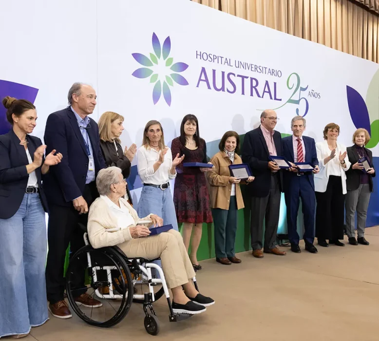 Entrega de reconocimientos a médicos e impulsores del Hospital Universitario Austral.