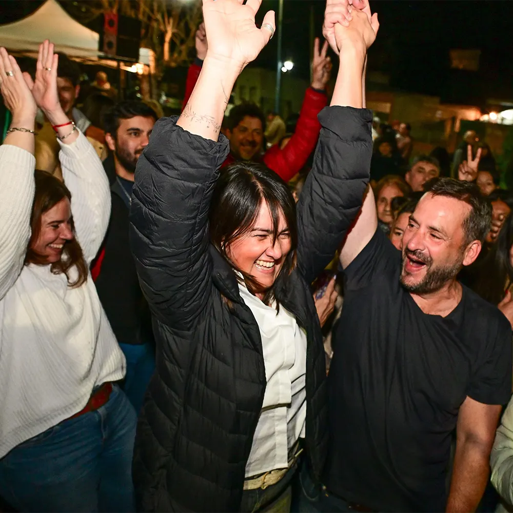Ariel Sujarchuk festeja con su candidata a concejal. Laura Cejas, alzando sus brazos