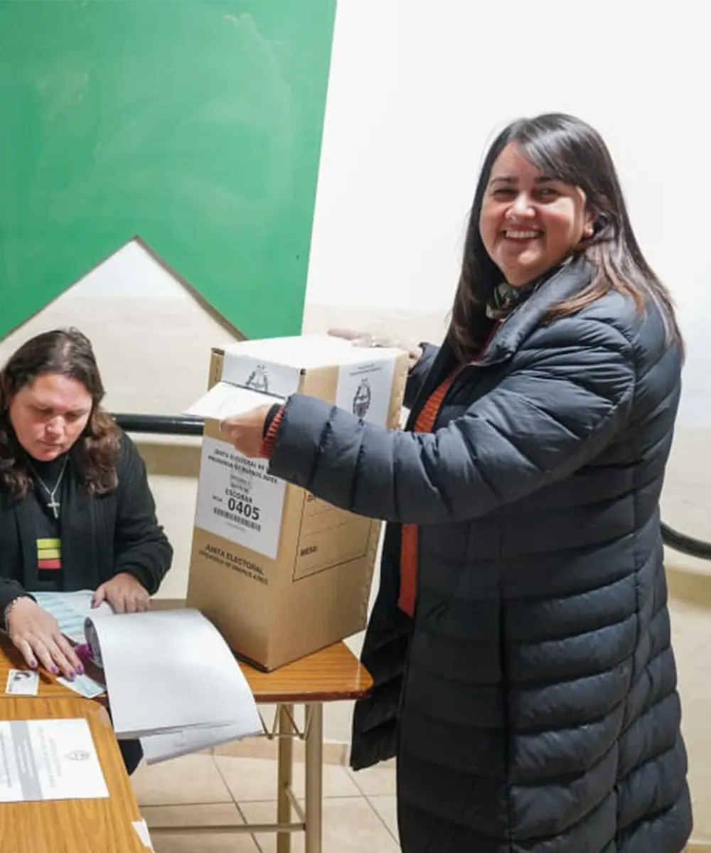 Laura Cejas emitiendo su voto