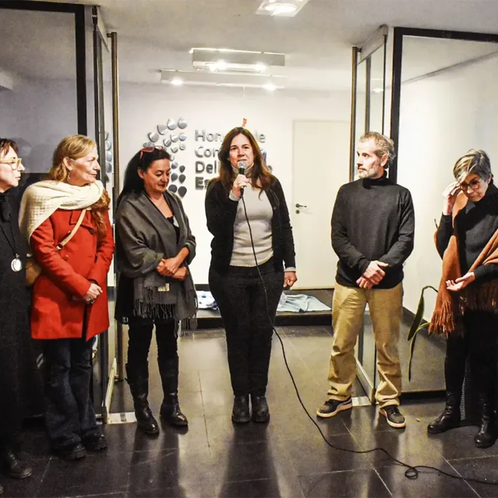 Laura Guazzaroni da un discurso en la apertura de una muestra de arte