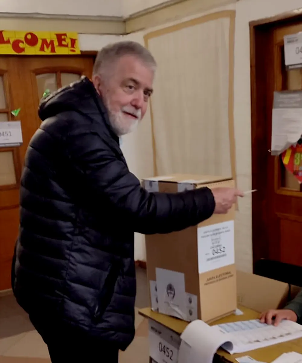 Miuel Jobe emitiendo su voto