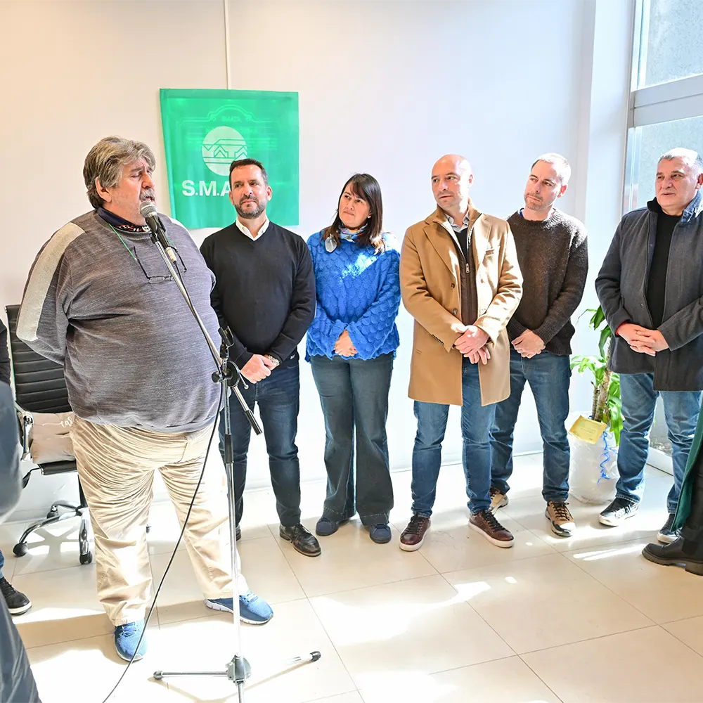 El secretario general de Smata Pignanelli , dando unas emotivas palabras.