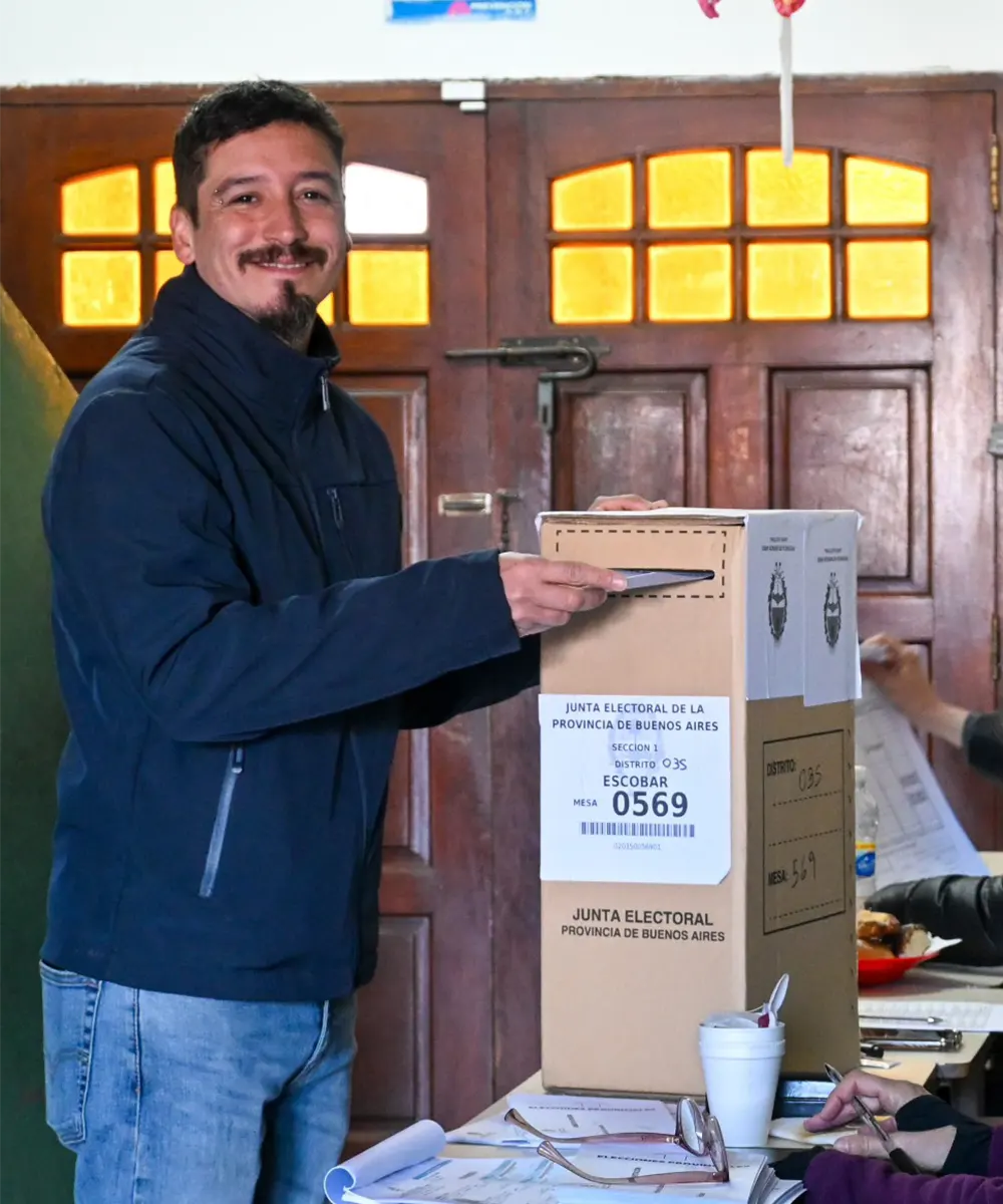 Leonardo Moreno emitiendo su voto
