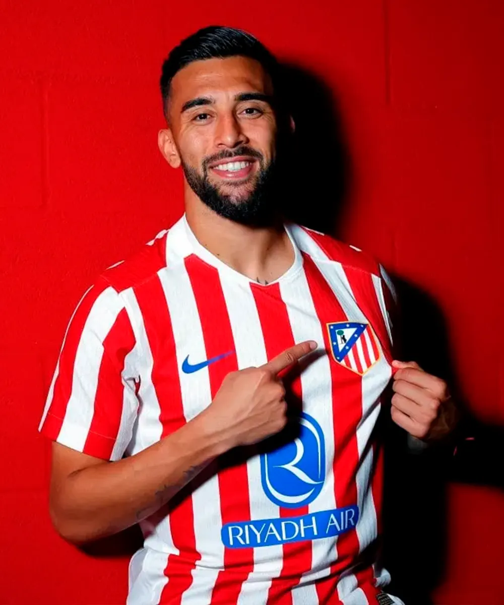 Nico González mostrado la camiseta del Atlético Madrid