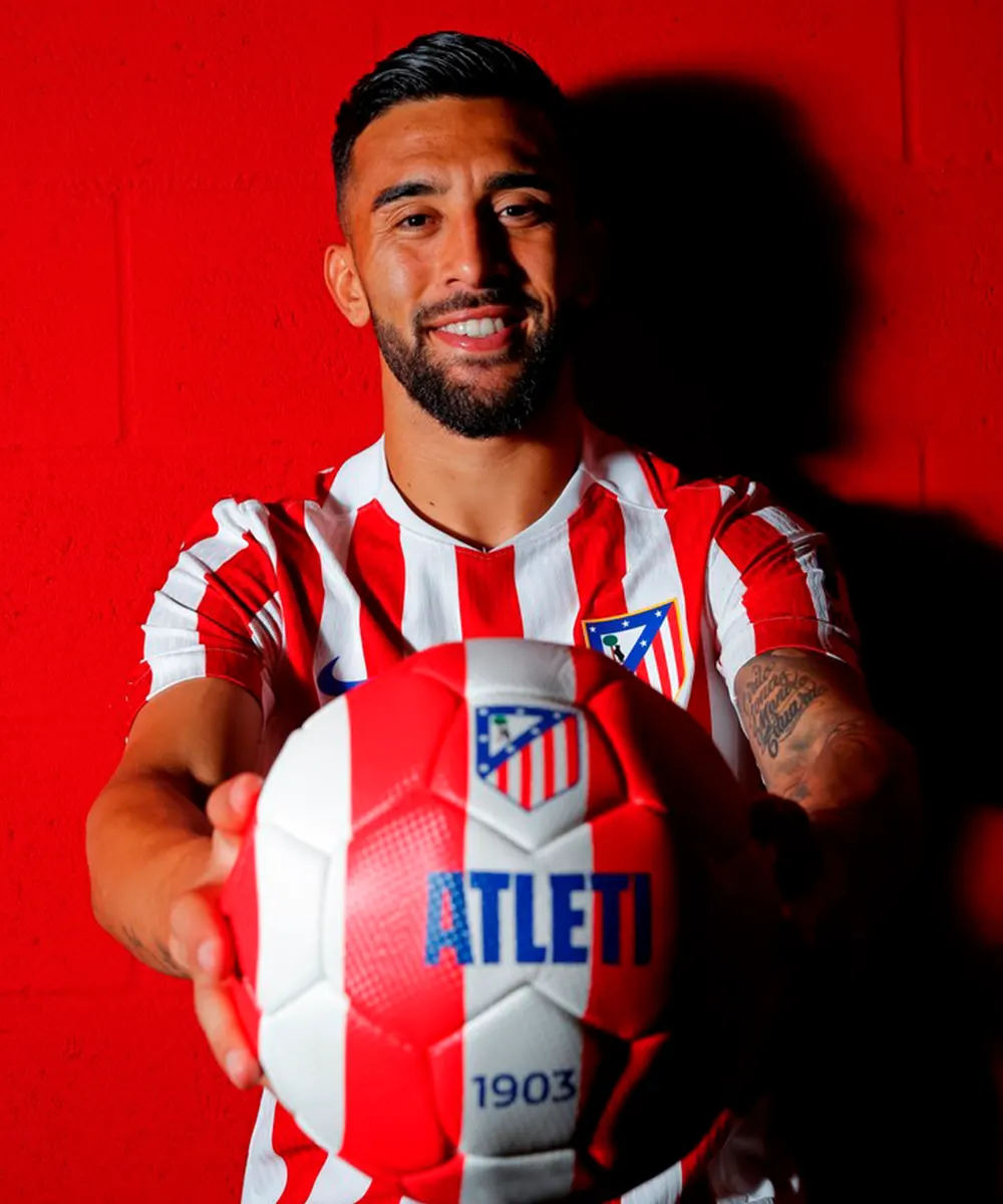 Nico Gonzales posa sosteniendo la pelota de Atlético Madrid.