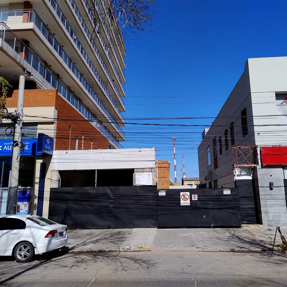 Frente del ex edificio del Banco Santander en Escobar