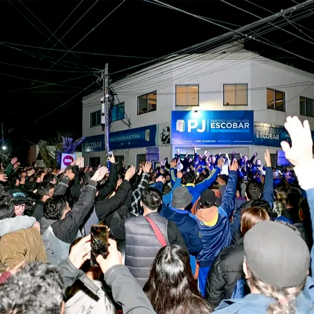 Militantes festejan el triunfo en la sede del PJ de Escobar