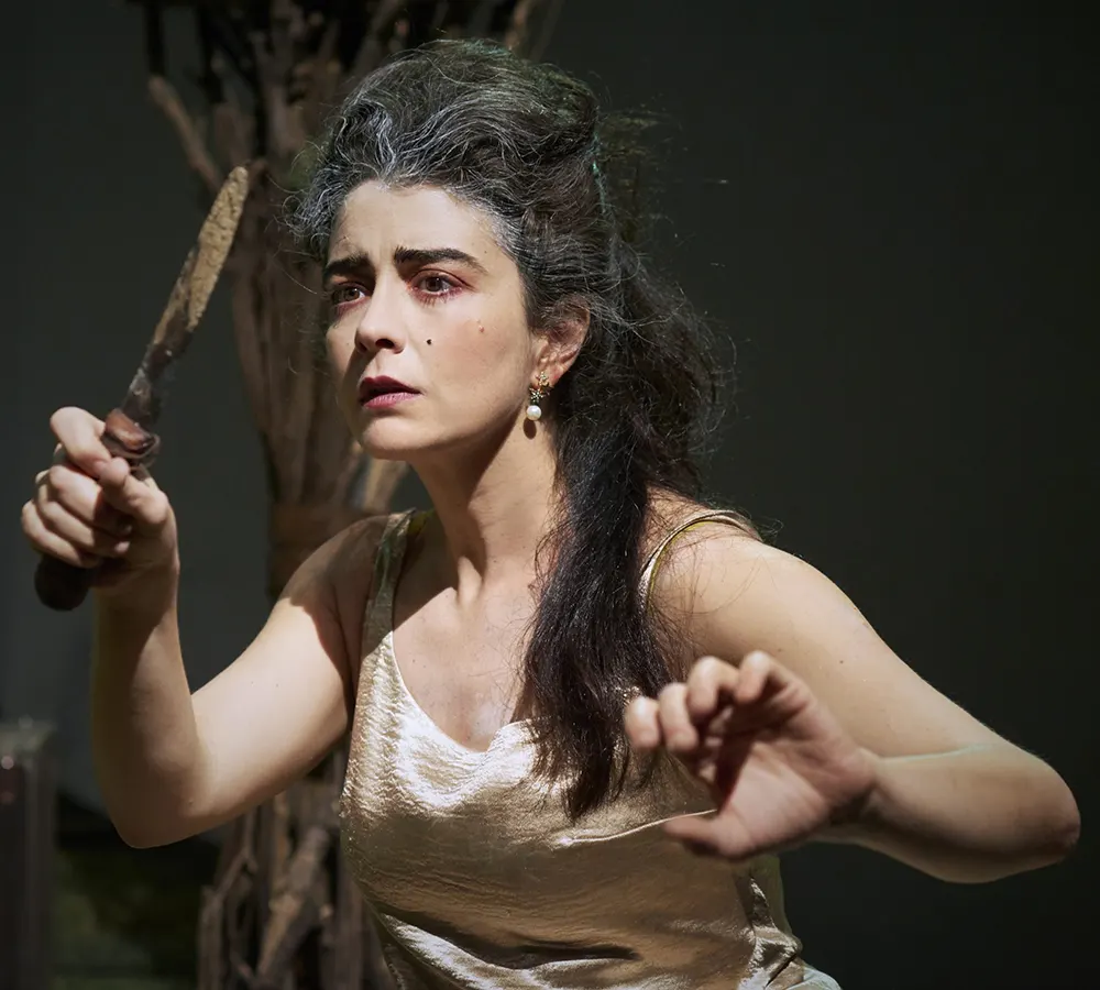 Erica Rivas en su papel de la obra Matáte, amor con un cuchillo en la mano