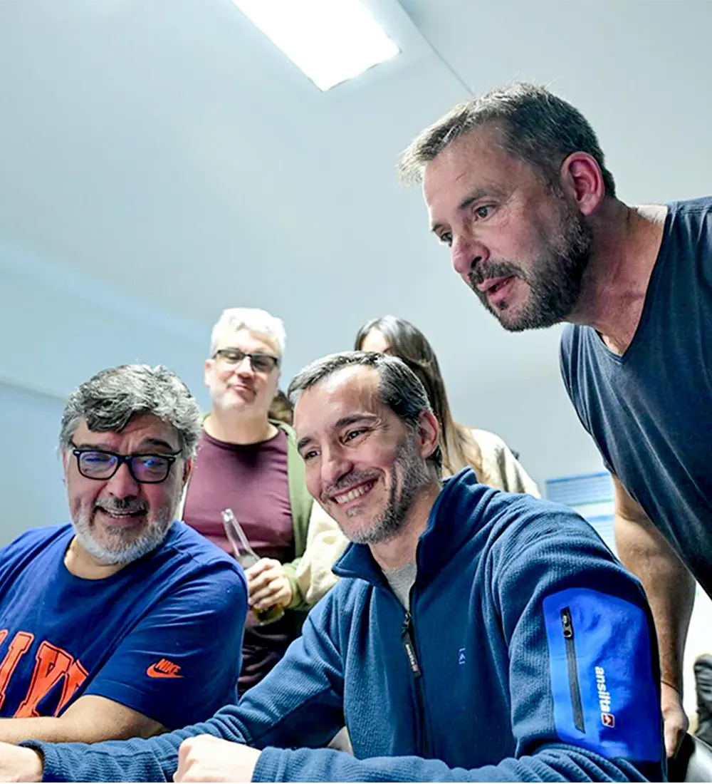 Sujarchuk mirando los cómputos junto a colaboradores en el búnker de Fuerza Patria